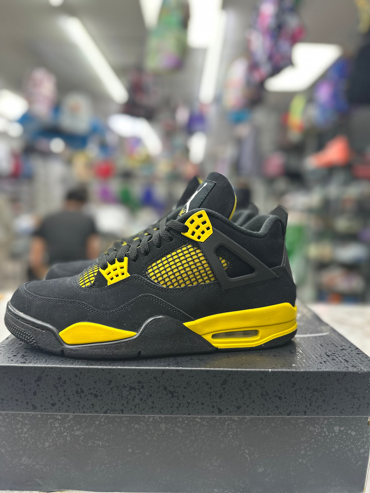 Air Jordan 4 Retro "Thunder" *Size 10.5 Preowned* DH6927-017
