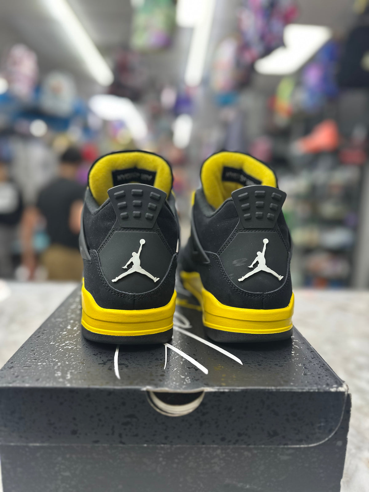 Air Jordan 4 Retro "Thunder" *Size 10.5 Preowned* DH6927-017
