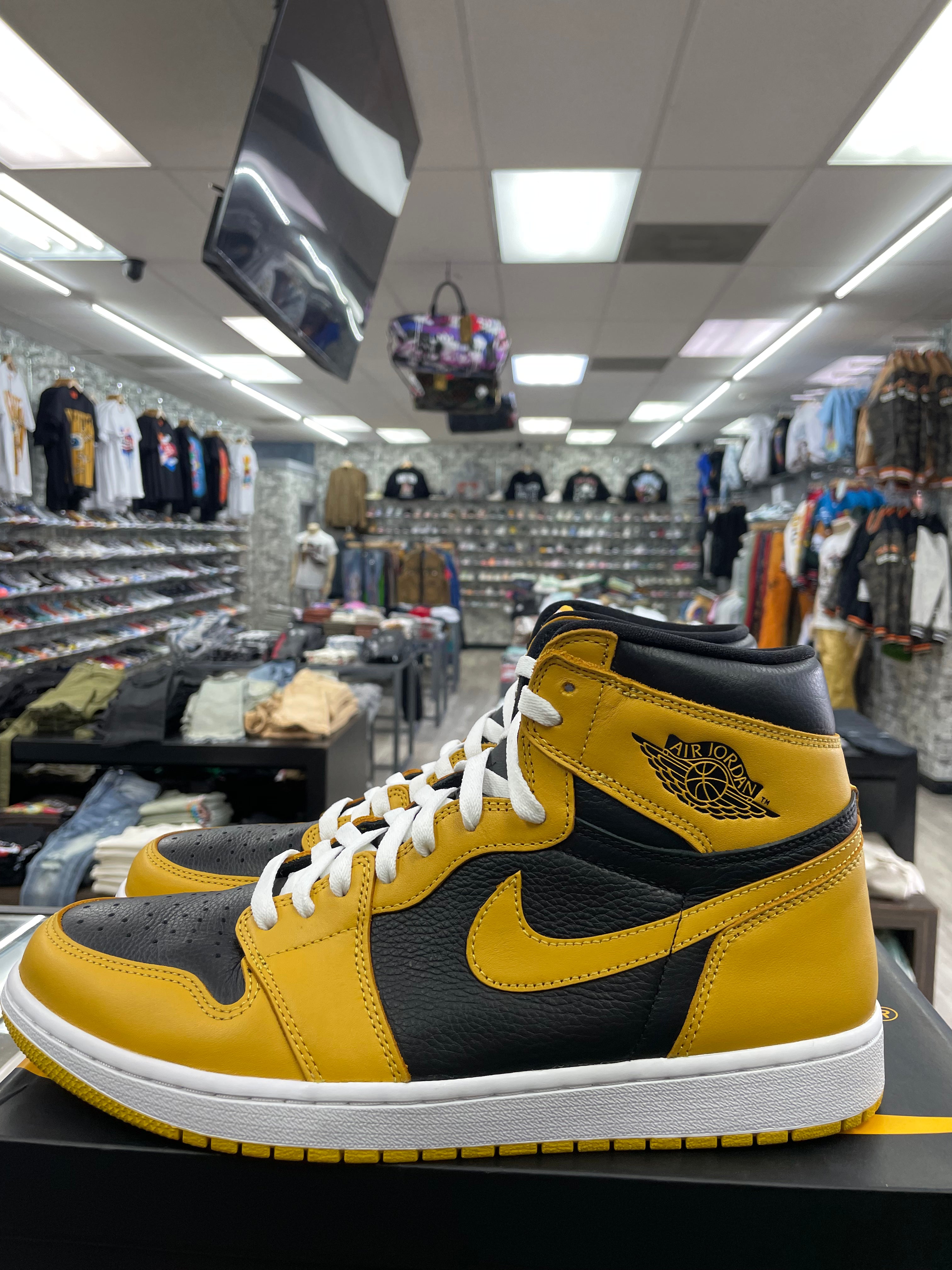 Air Jordan 1 “Pollen” *Size 12 Preowned*