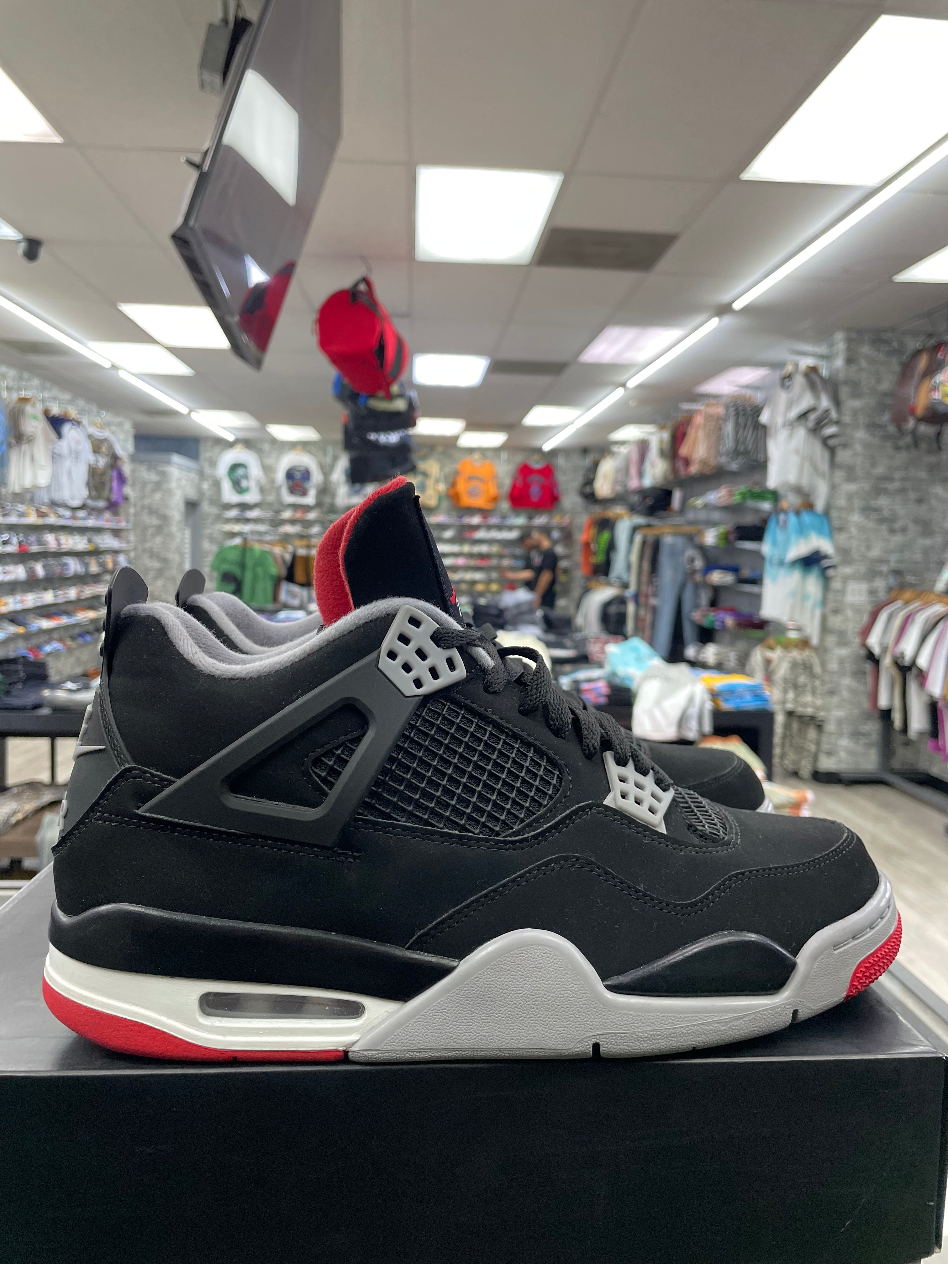 Air Jordan Retro 4 “Bred” *Size 10 Preowned*