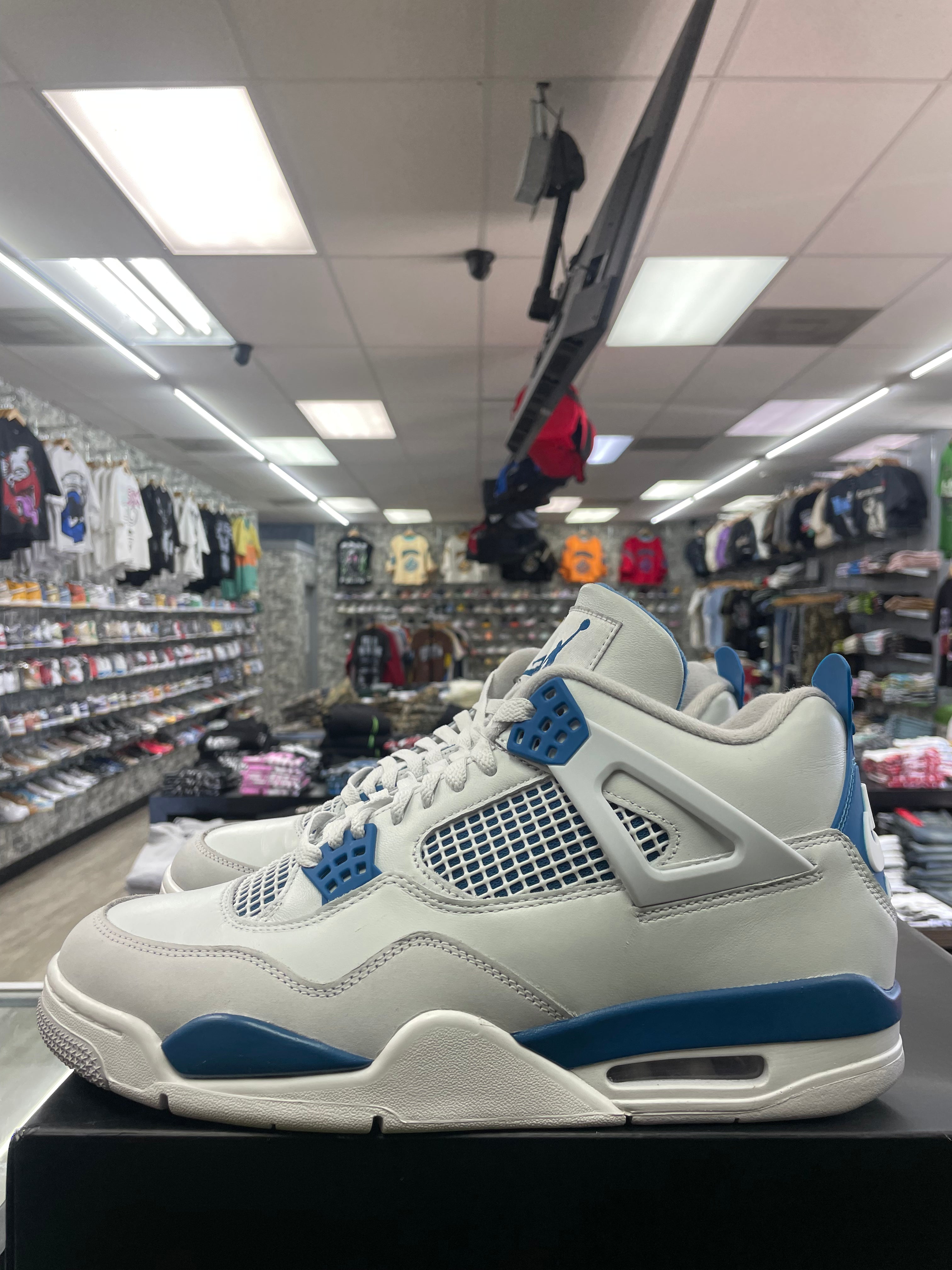 Air Jordan Retro 4 “Military Blue” *Size 10.5 Preowned*