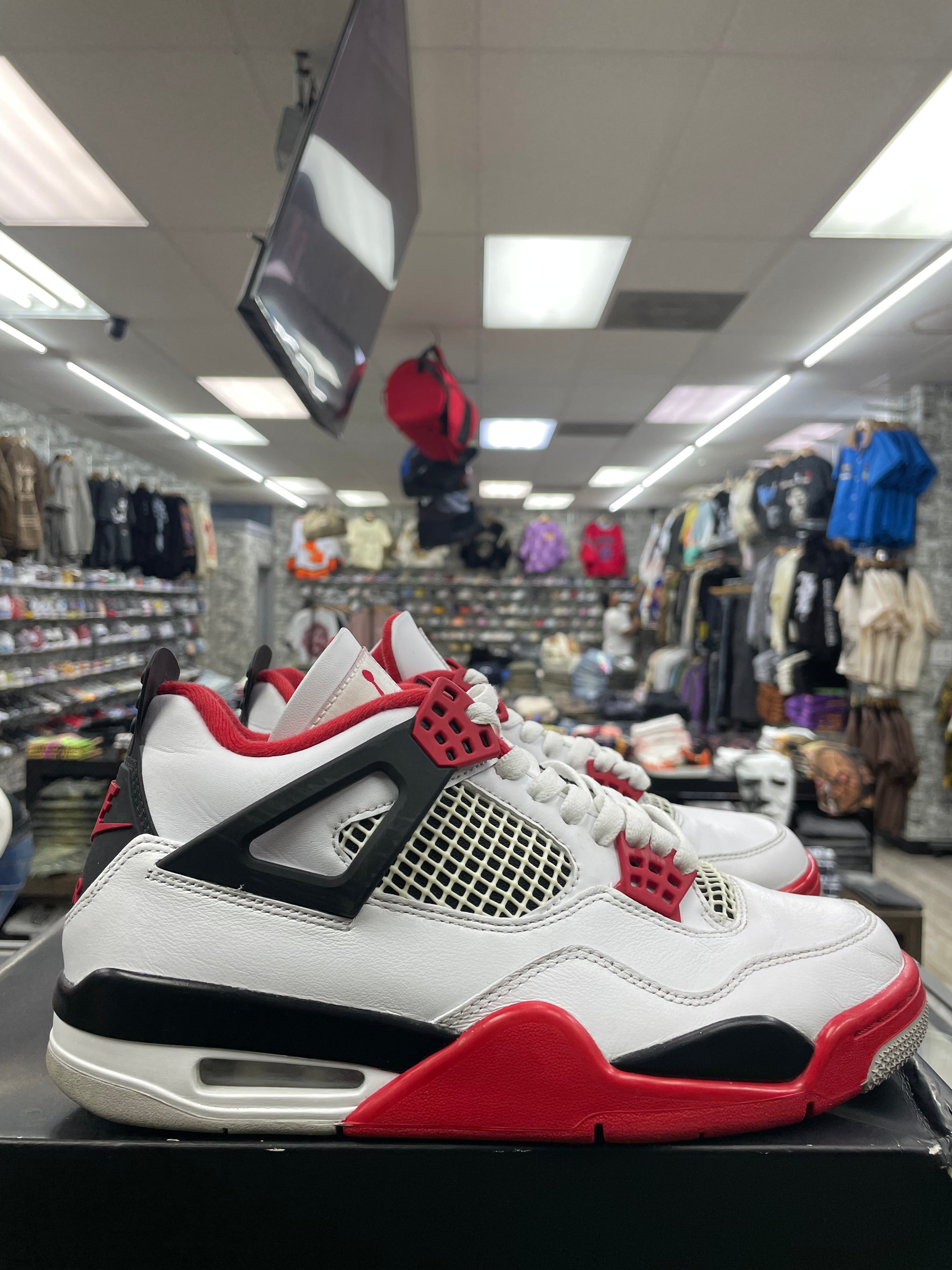 Air Jordan Retro 4 “Fire Red” *Size 8 Preowned*