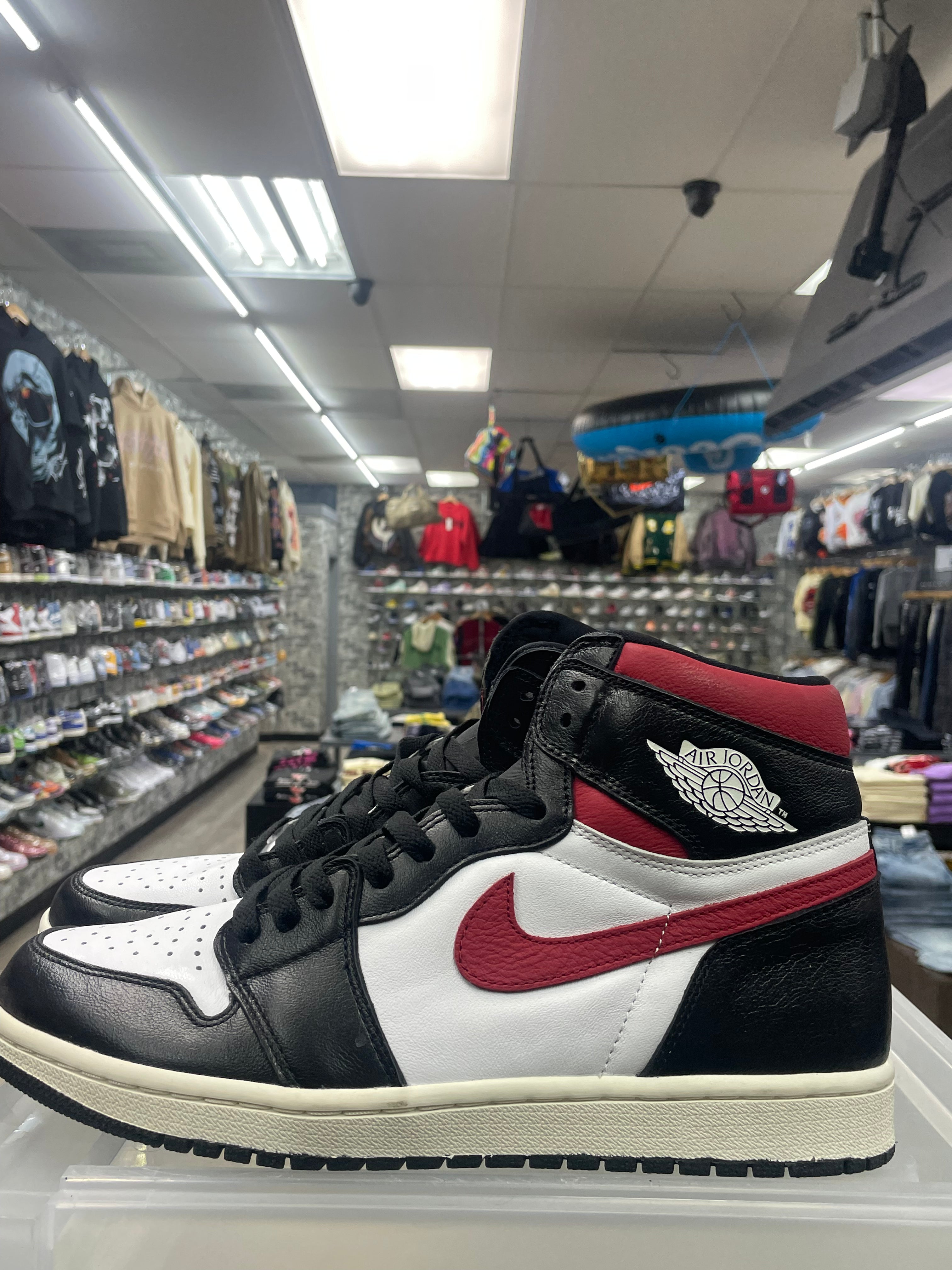 Air Jordan 1 “Black Gym Red” *Size 11 Preowned*