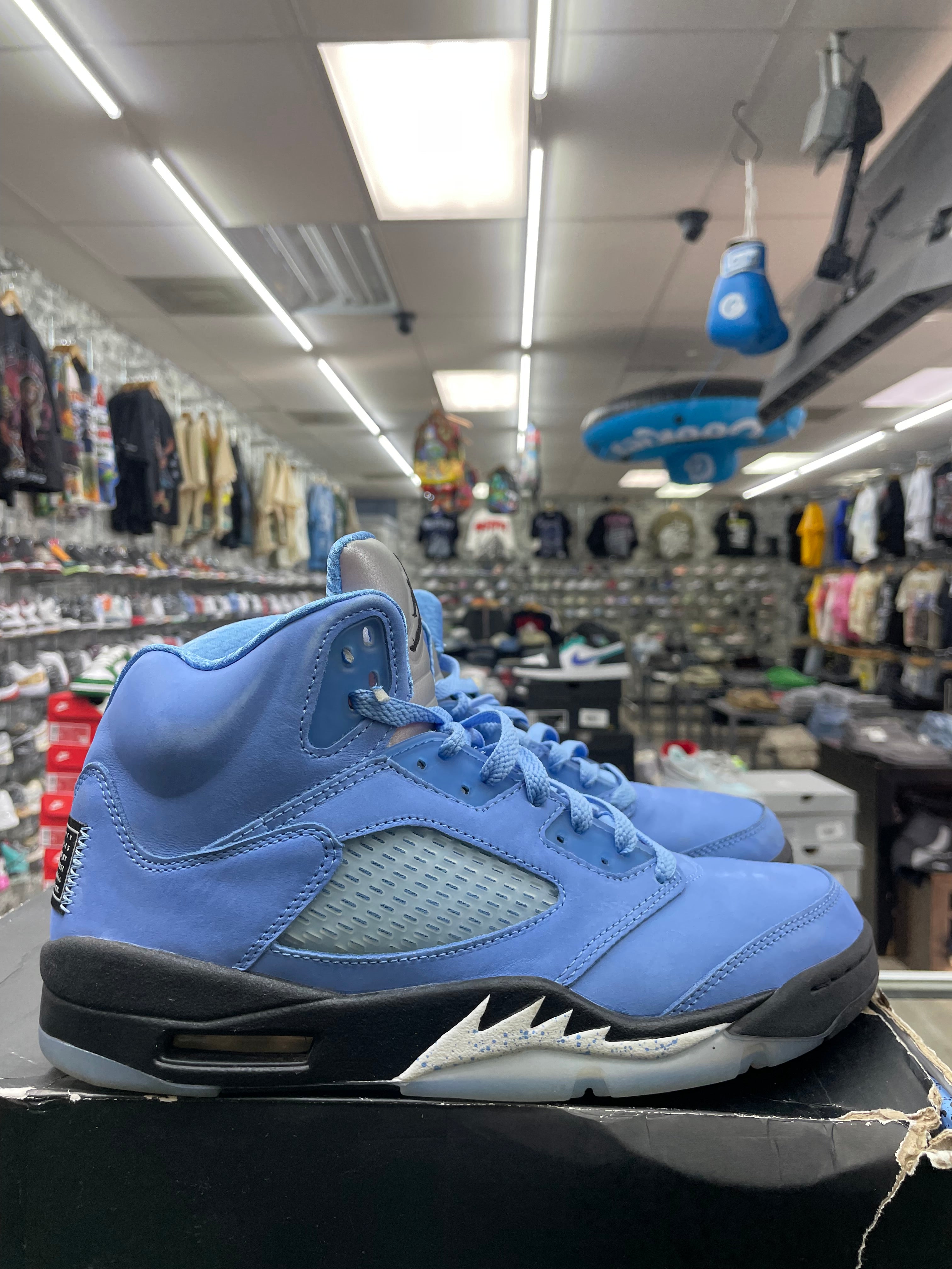 Air Jordan Retro 5 “Unc University Blue” *Size 8.5 Preowned*