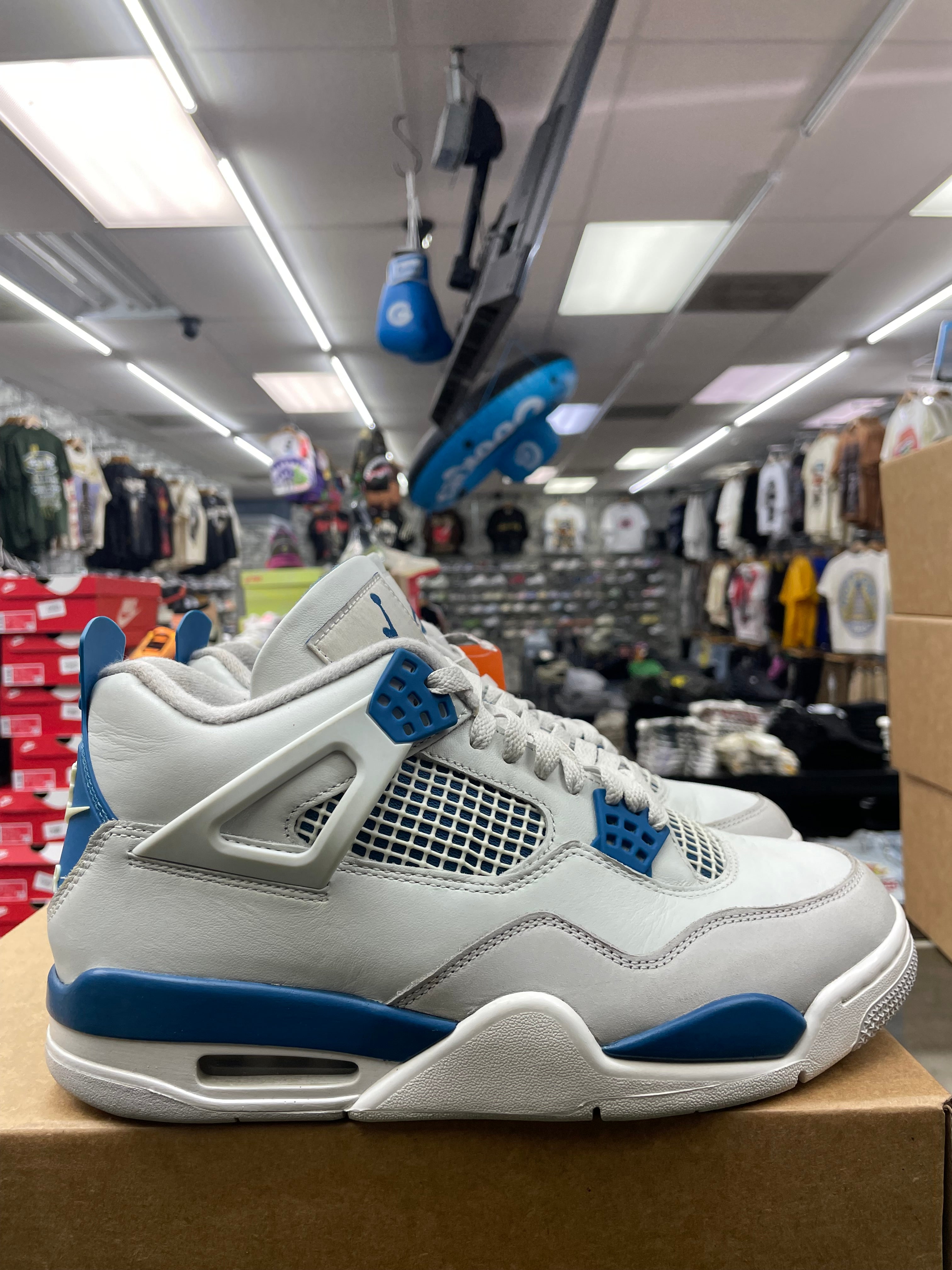 Air Jordan Retro 4 “Military Blue” *Size 9 Preowned*