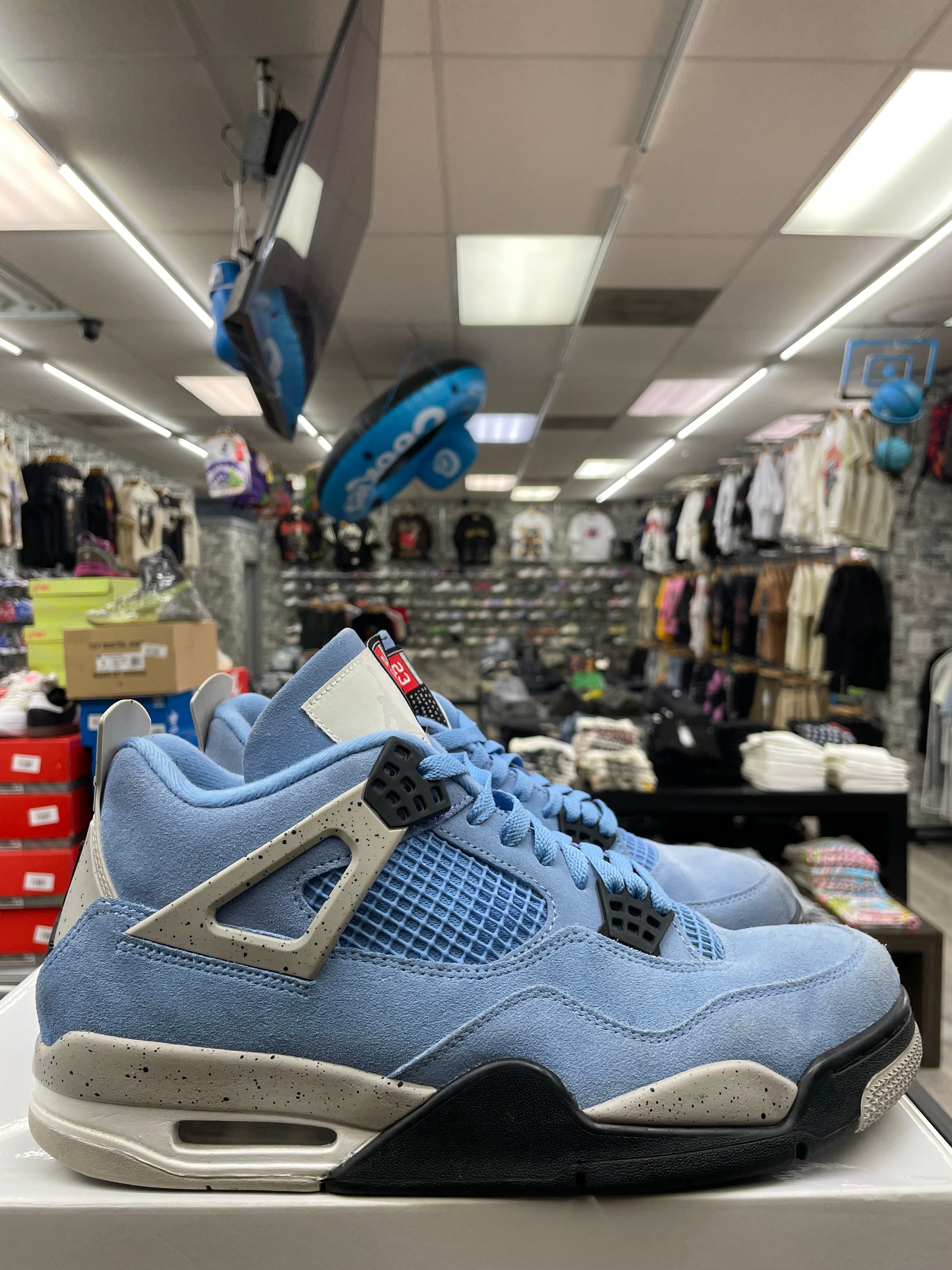 Air Jordan Retro 4 “University Blue” *Size 11 Preowned*