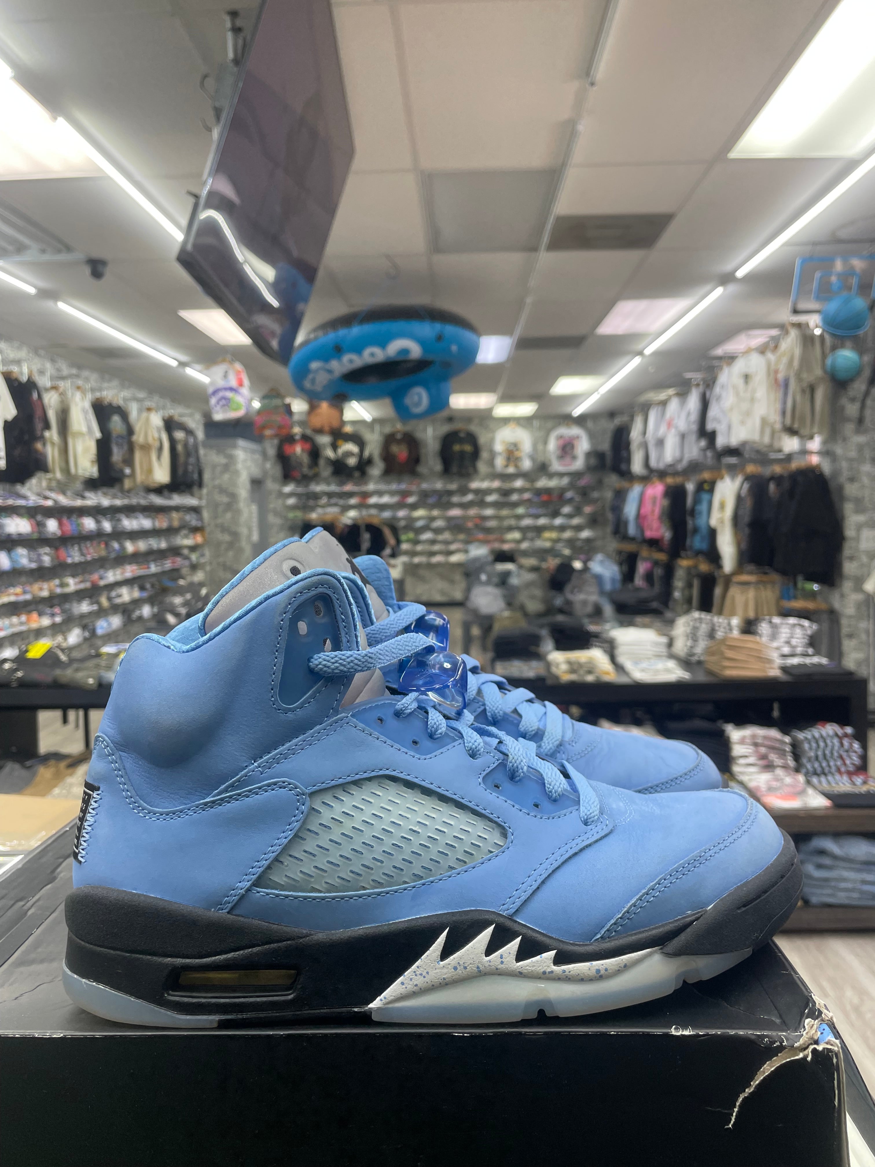 Air Jordan Retro 5 “Unc University Blue” *Size 9.5 Preowned*