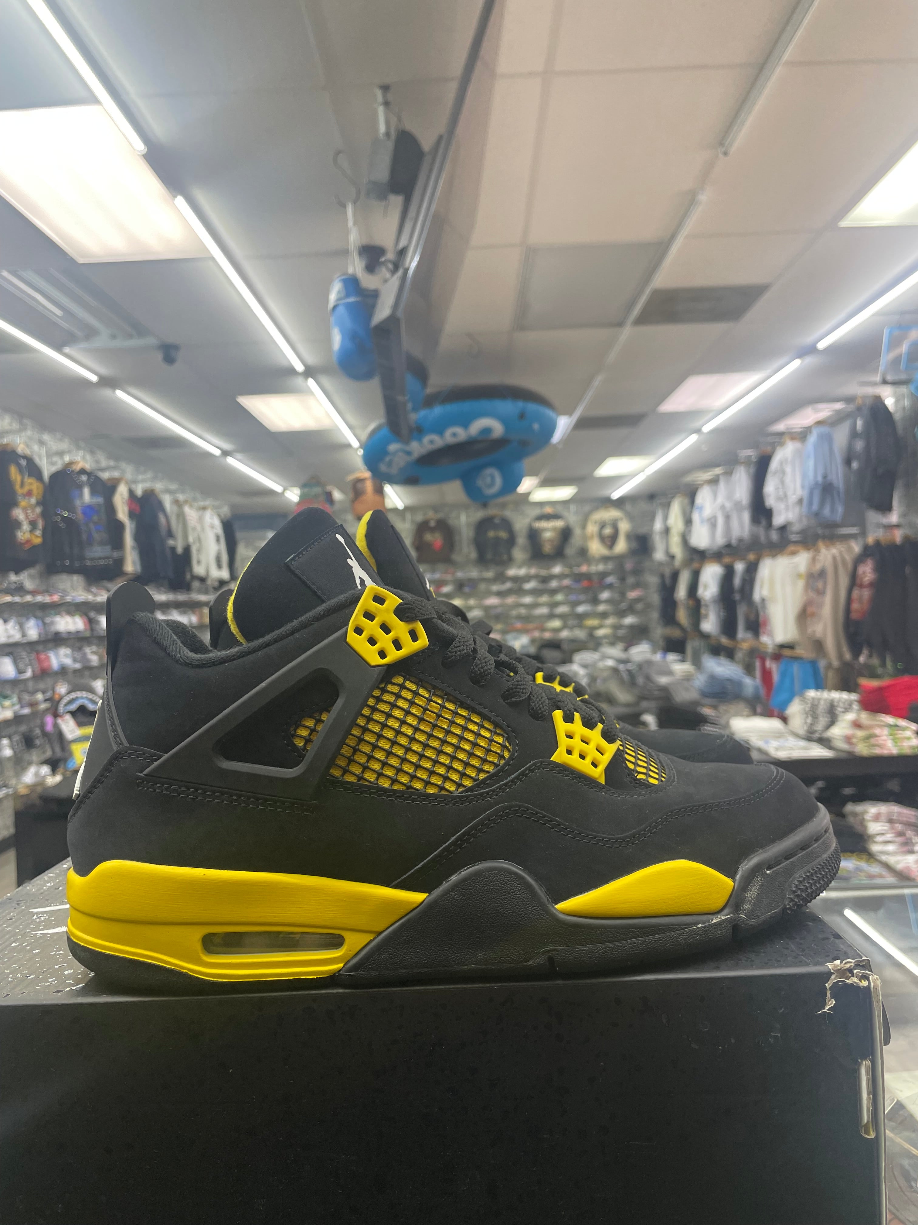 Air Jordan Retro 4 “Thunder” *Size 10.5 Preowned*