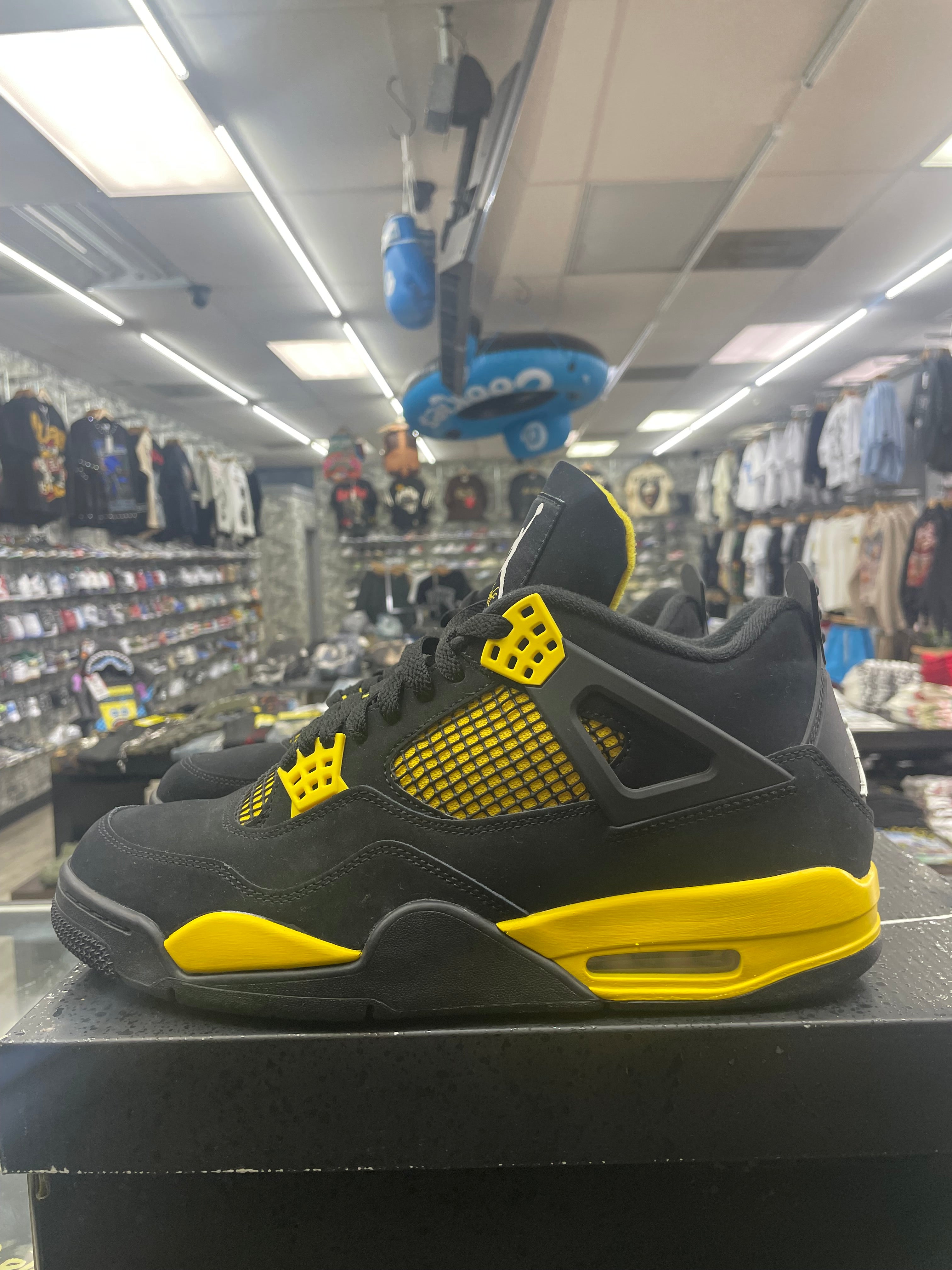 Air Jordan Retro 4 “Thunder” *Size 10.5 Preowned*