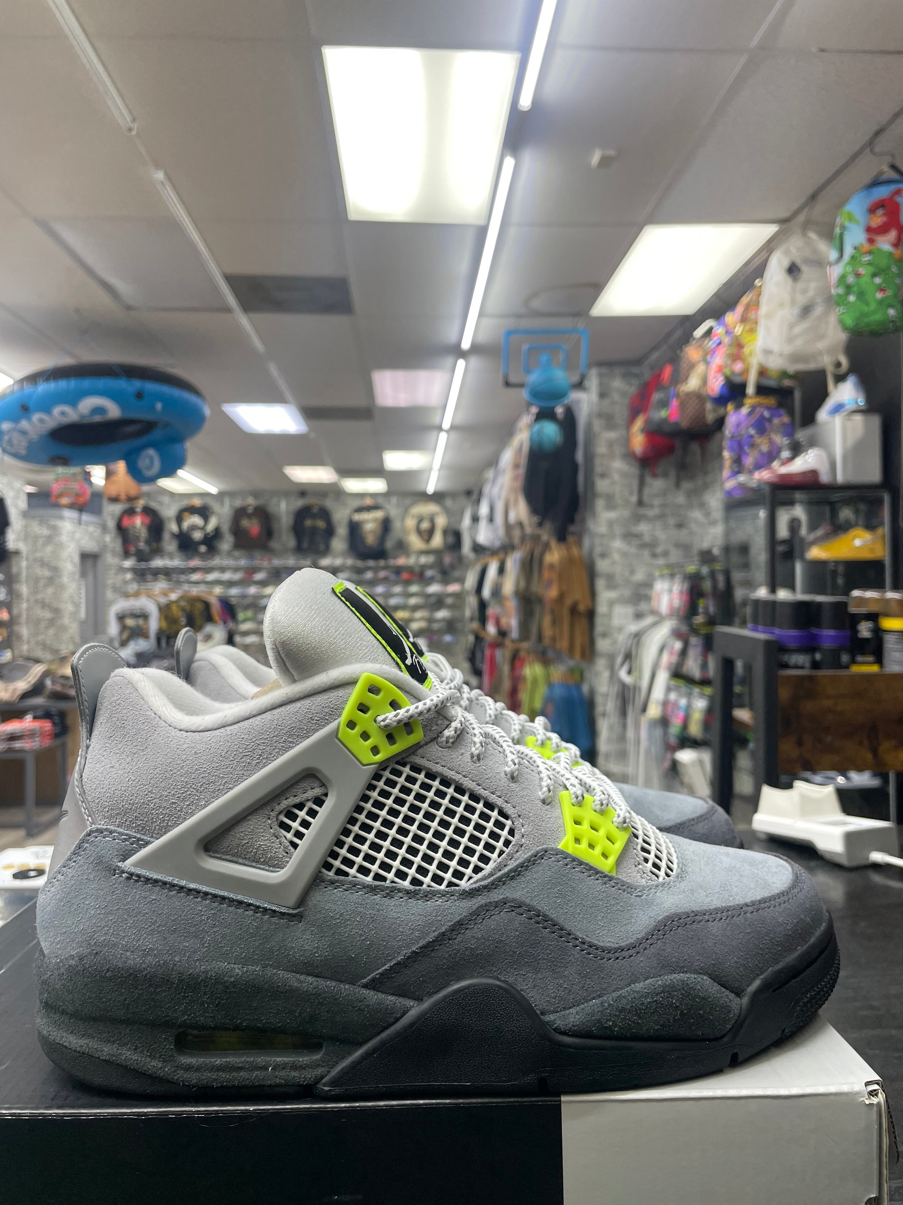 Air Jordan Retro 4 “SE 95 Neon” *Size 8.5 Preowned* (CT5342-007)