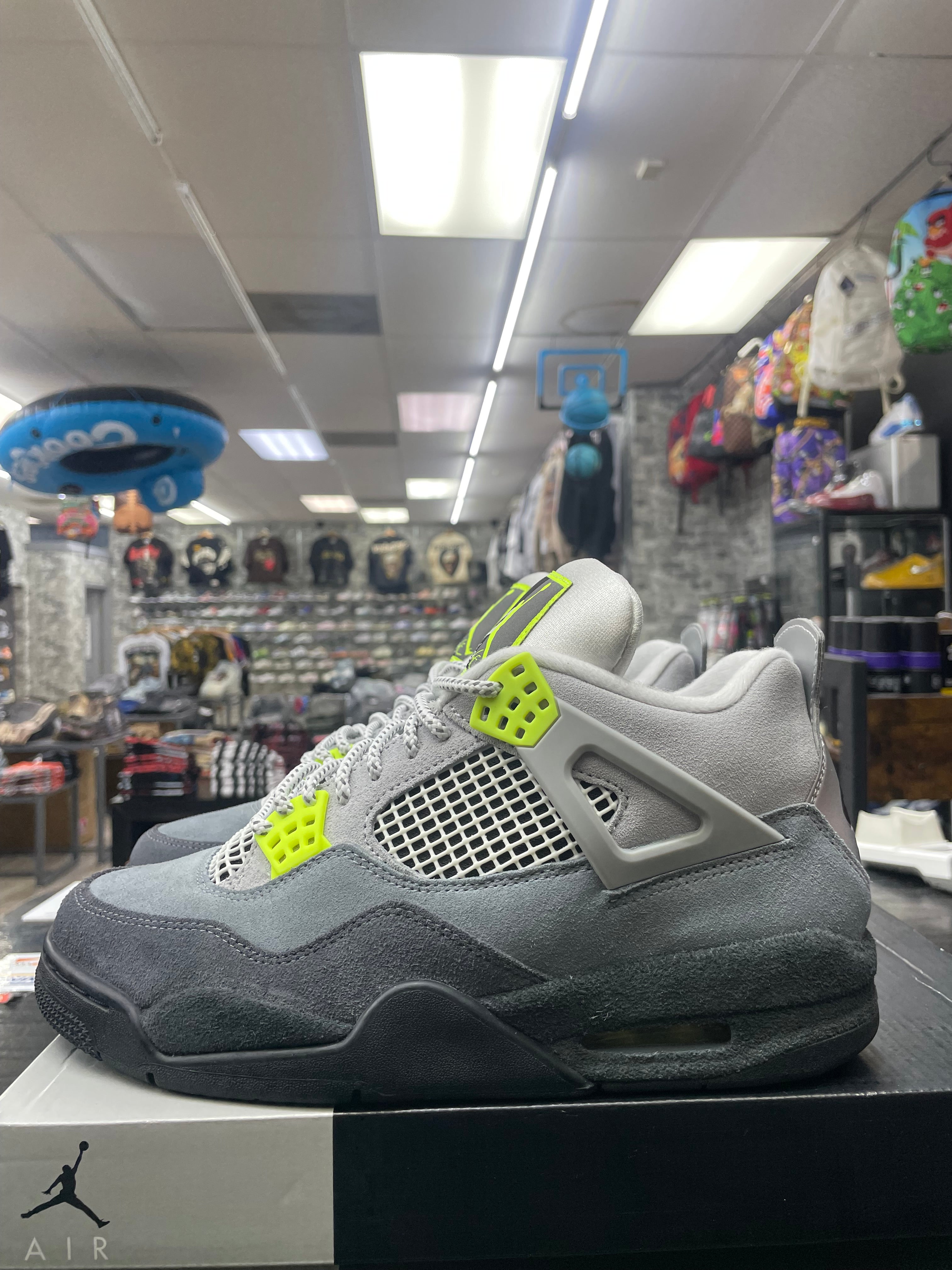 Air Jordan Retro 4 “SE 95 Neon” *Size 8.5 Preowned* (CT5342-007)