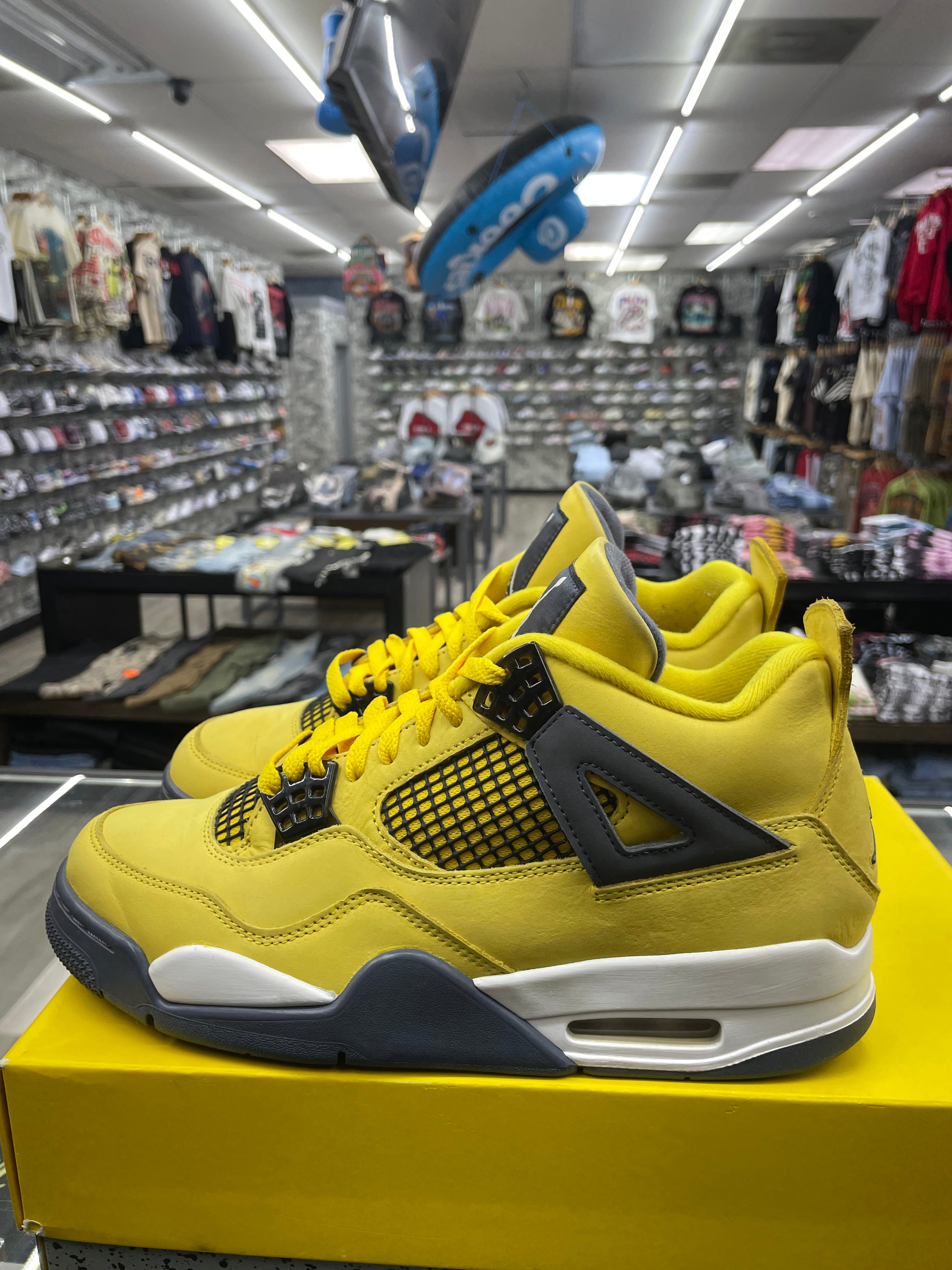 Air Jordan Retro 4 “Lightning” *Size 9 Preowned*