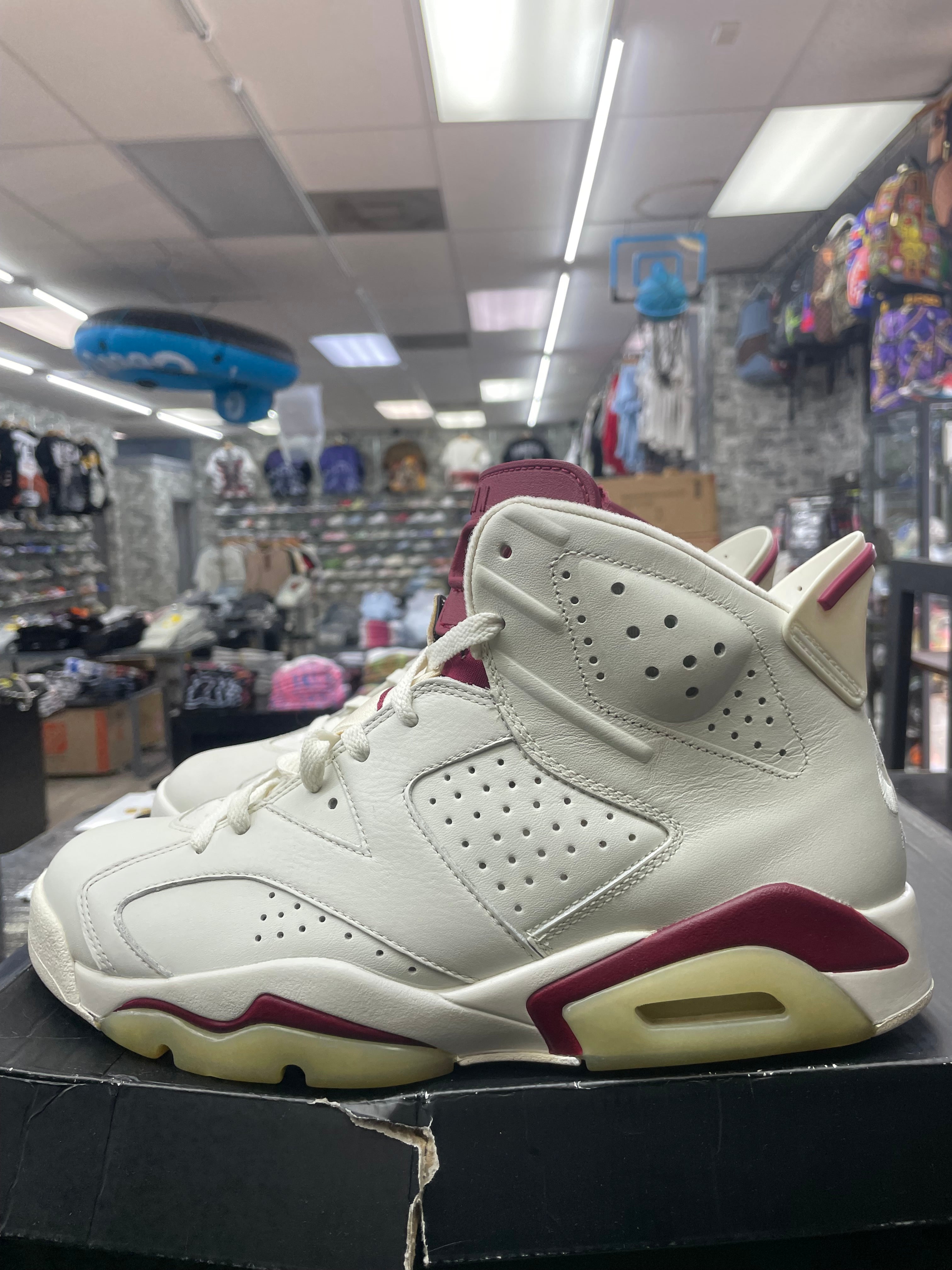 Air Jordan Retro 6 “Maroon” *Size 9.5 Preowned* (384664-116)
