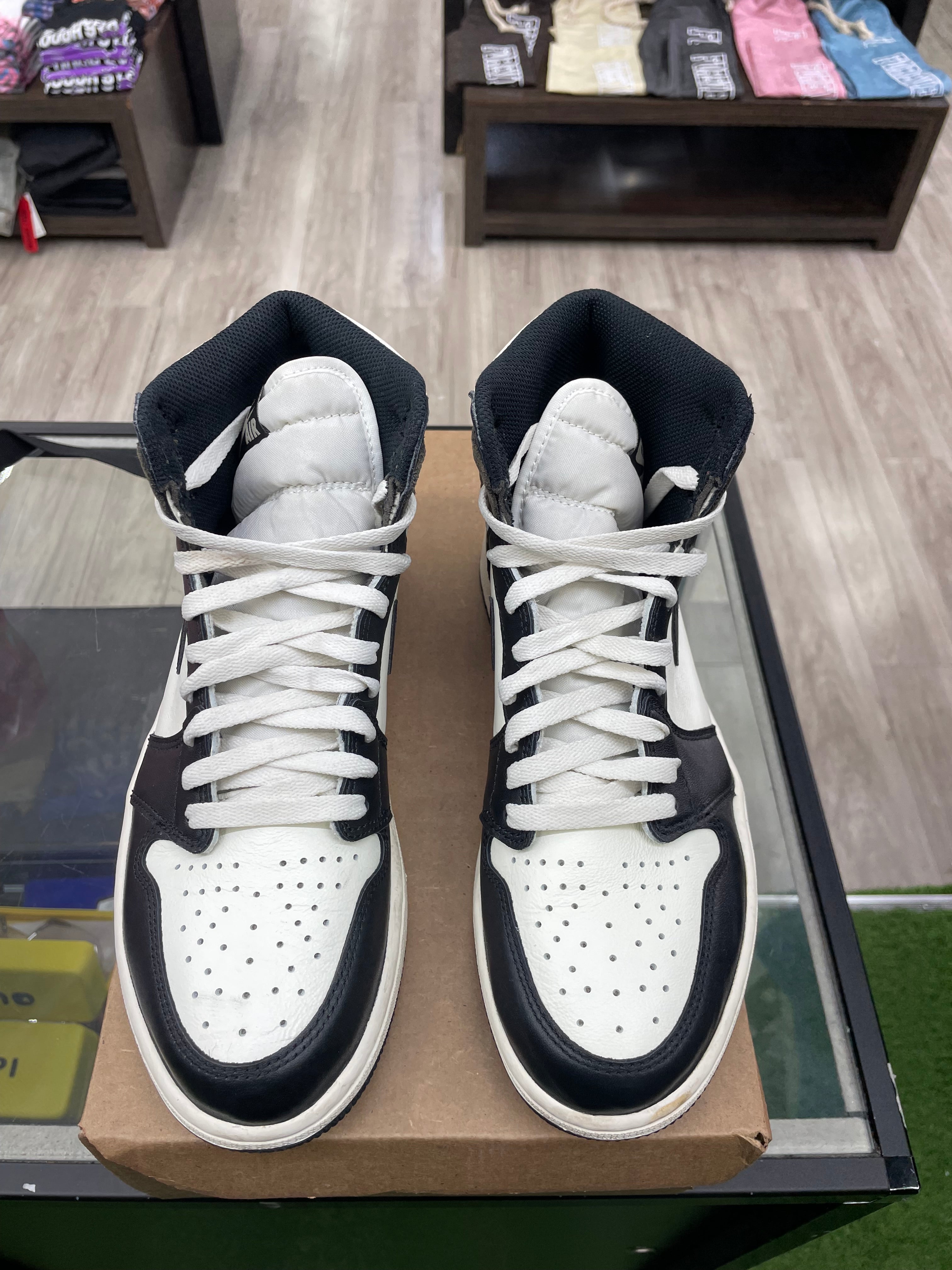 Air jordan 1 “Dark Mocha” *Size 9 Preowned*