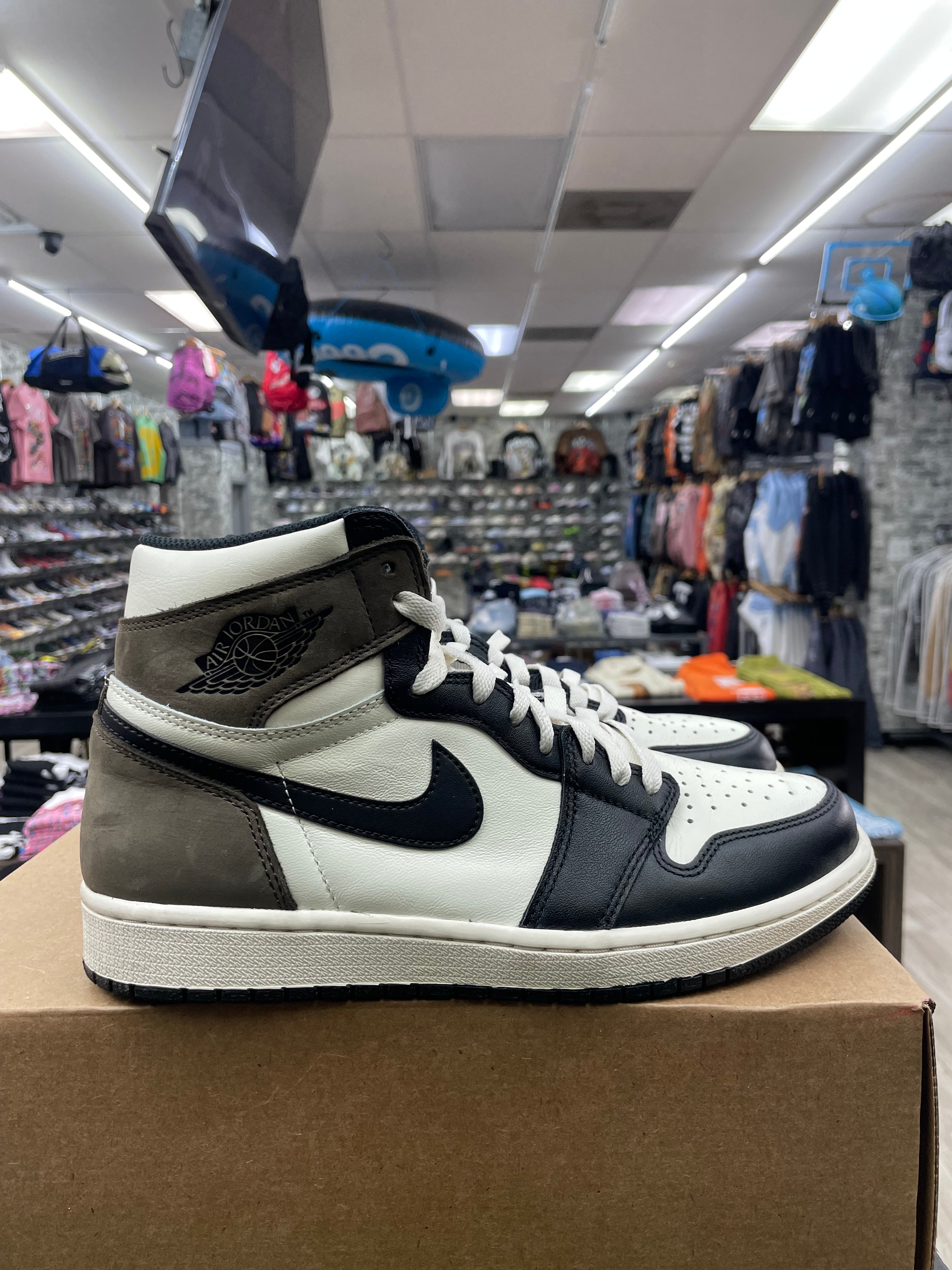 Air jordan 1 “Dark Mocha” *Size 9 Preowned*