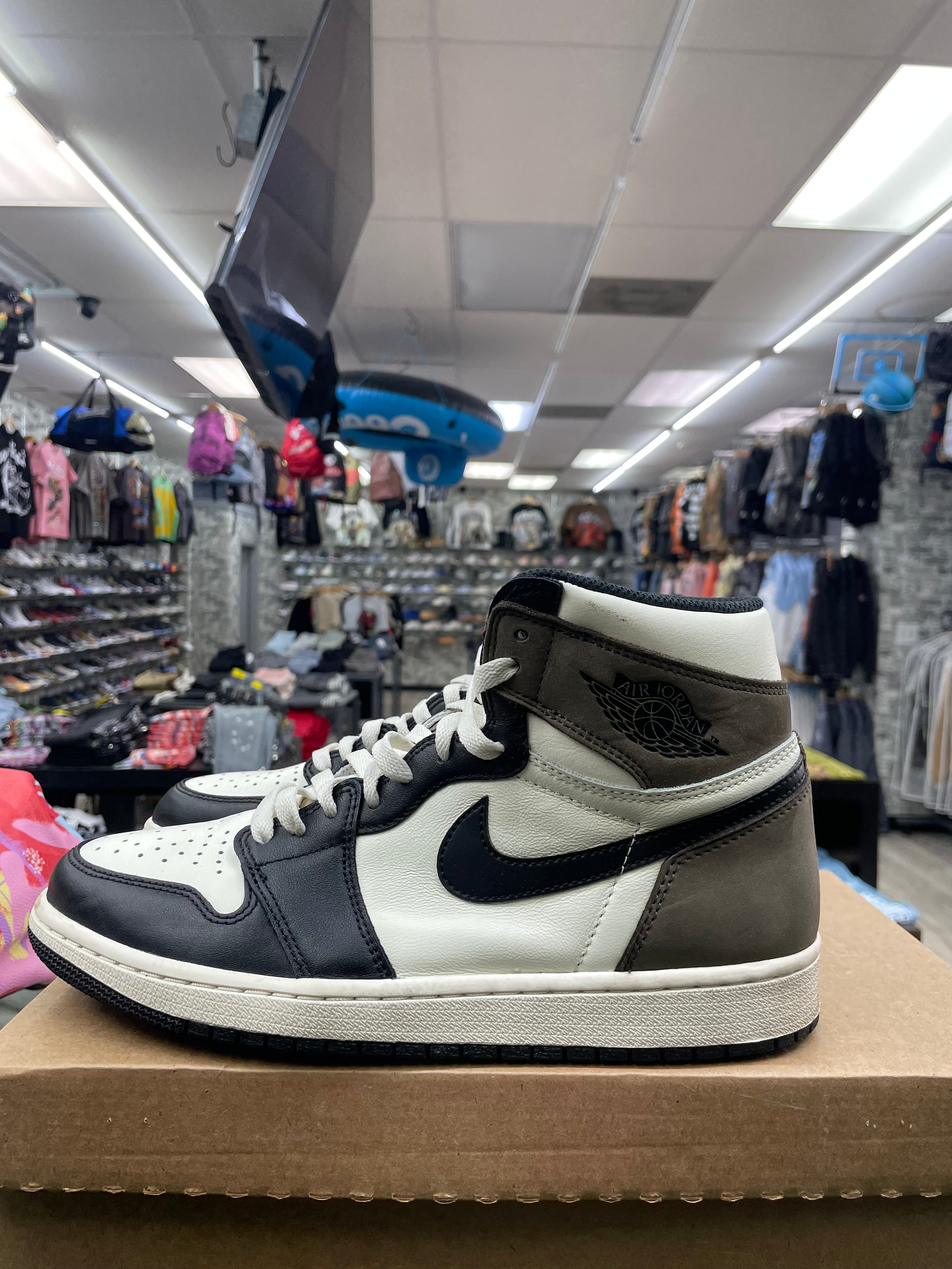 Air jordan 1 “Dark Mocha” *Size 9 Preowned*