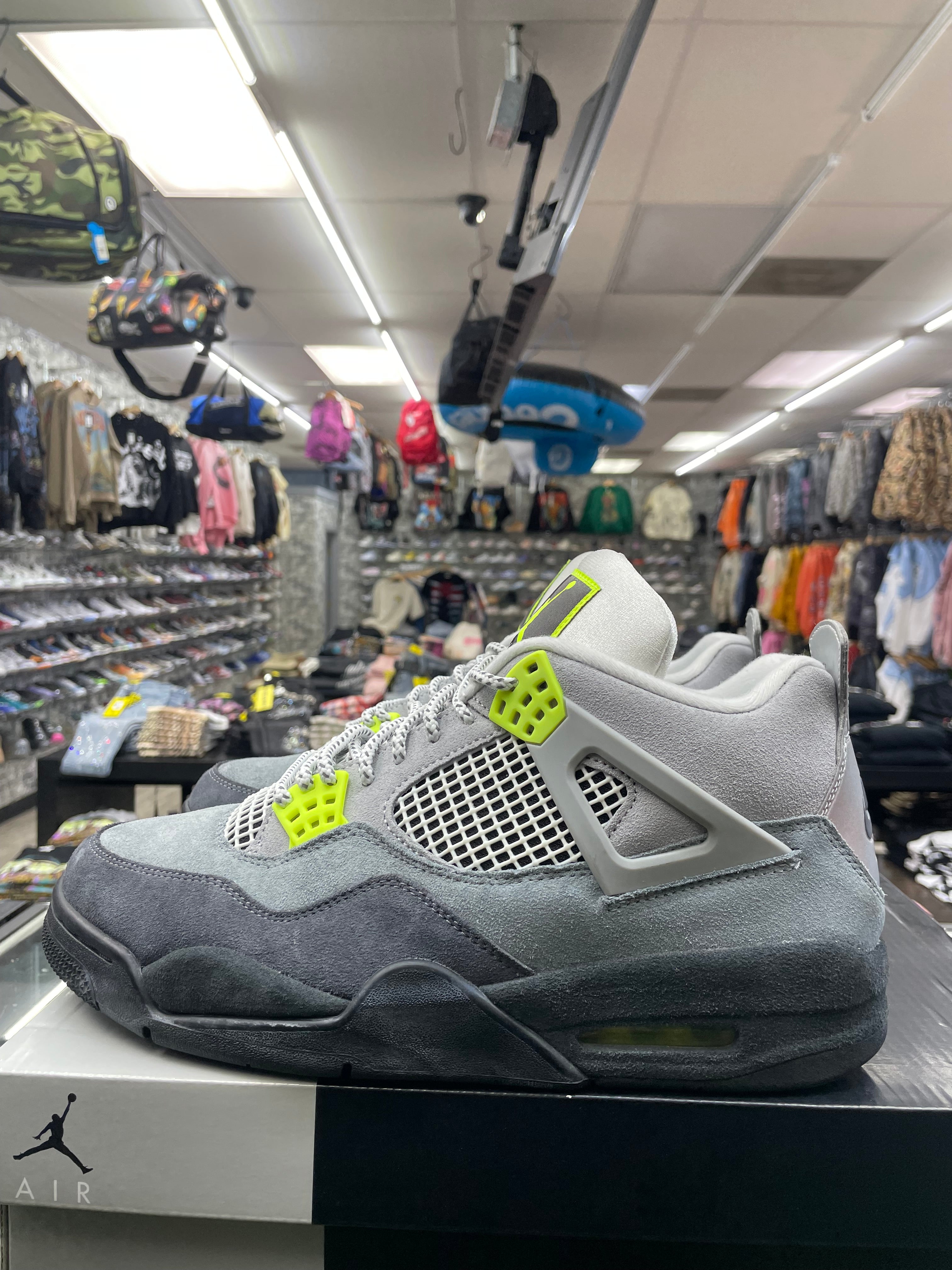 Air Jordan Retro 4 “SE 95 Neon” *Size 10 Preowned*