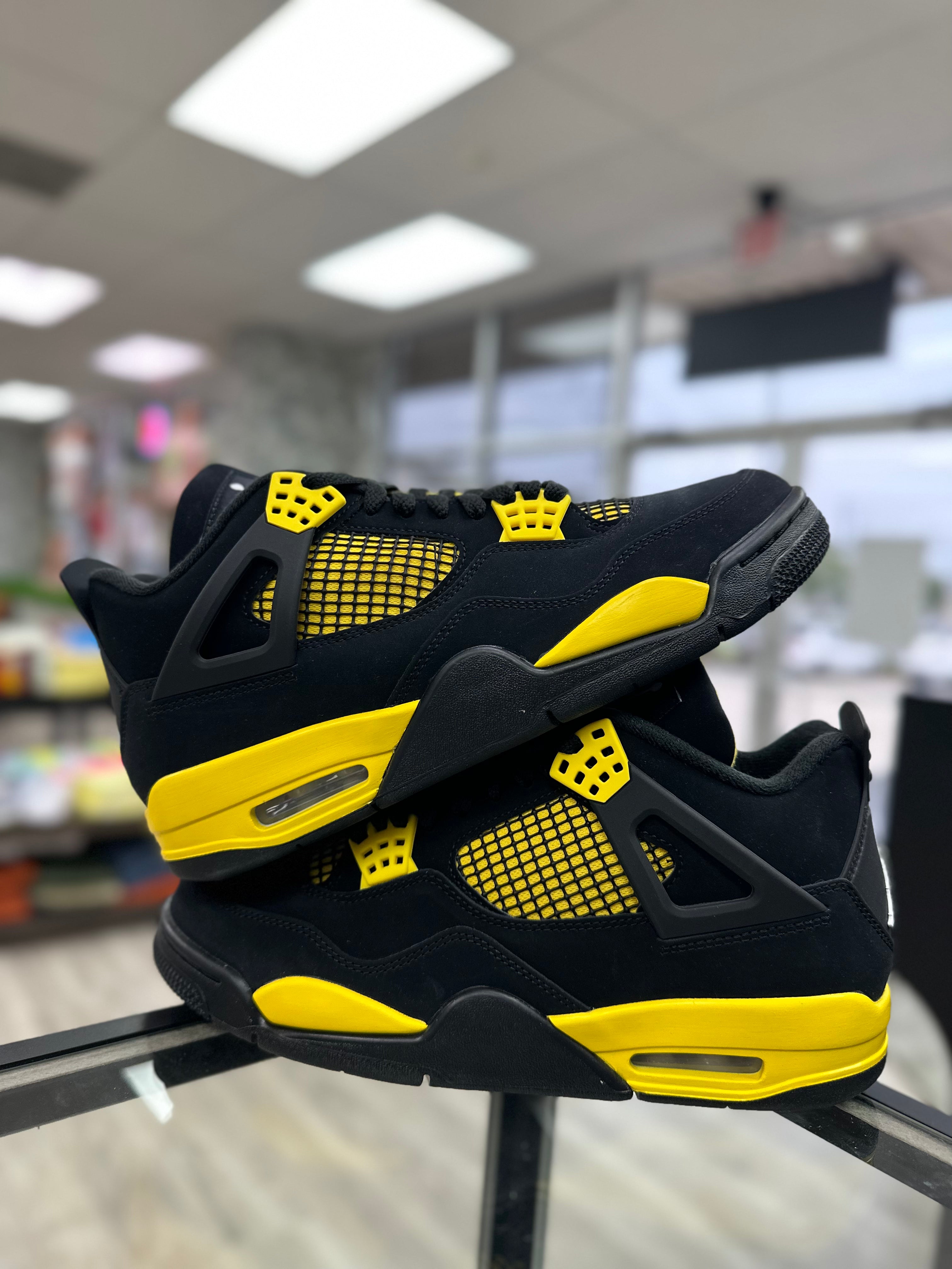 Air Jordan Retro 4 "Thunder"